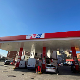 Varios vehículos repostando combustible en una gasolinera en Madrid. E.P./Eduardo Parra