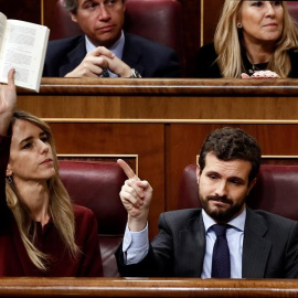 El presidente del PP, Pablo Casado, junto a su portavoz, Cayetana Álvarez de Toledo, este domingo en el Congreso de los Diputados al comienzo de la segunda jornada del debate de investidura de Pedro Sánchez como presidente del Gobierno. EFE/Mariscal