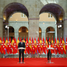 La presidenta de la Comunidad de Madrid, Isabel Díaz Ayuso, y el presidente del Gobierno, Pedro Sánchez, atienden a los medios tras su reunión en la sede de la Presidencia regional, en la Puerta del Sol. EFE/Emilio Naranjo