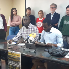 Idrissa Gueye, en la mesa con camisa de cuadros, se sentará este miércoles en el banquillo de los acusados para afrontar una petición de condena de dos años de prisión. / Marimar Cabrera