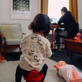 Mujer trabajadora y con hijos: los malabares de la conciliación