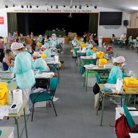 Imagen facilitada por la Comunidad de Madrid que ha realizado este jueves cerca de 12.000 pruebas Covid-19 al personal de los centros docentes. /EFE