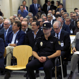 Miguel Blesa, expresidente de Caja Madrid y Rodrigo Rato, de Bankia, y el resto de los acusado en el banquillo en la primera sesión del juicio de las tarjetas black. AFP