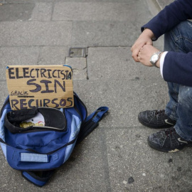 Un hombre en situación de pobreza pide en la calle.- EFE