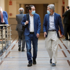 El vicepresidente segundo del Gobierno, Pablo Iglesias, y su jefe de gabinete, Julio Rodríguez, en los pasillos del Senado, antes de una sesión de control al Gobierno. EFE/ Chema Moya