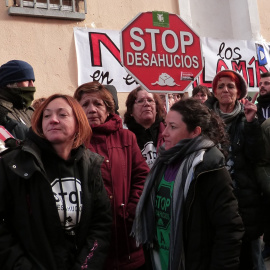 12/11/2019-. Decenas de personas acudieron a parar el desahucio de  Diego Catriel en Guadalajara. / María Duarte