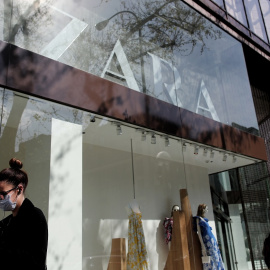 Una mujer con mascarilla pasa junto al escaparate de la tienda Zara, la principal enseña de Inditex, en Madrid. E.P./Eduardo Parra