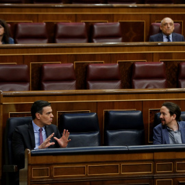 El presidente del Gobierno, Pedro Sánchez, conversa con el vicepresidente segundo, Pablo Iglesias,  durante una sesión de control al Gobierno en el Congreso de los Diputados. E.P./Pool