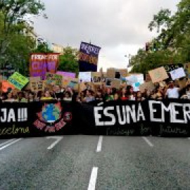 Milers de persones a Barcelona alerten de l’emergència climàtica: "No podem esperar més"