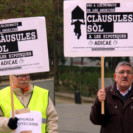 Protesta de membres d'Adicae contra les clàusules sòl. ACN / ÀLEX RECOLONS