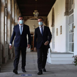 El líder del PP, Pablo Casado (d), y el presidente de la CEOE, Antonio Garamendi (i), a su llegada a los Cursos de Verano que organiza la Universidad Complutense de Madrid en San Lorenzo de El Escorial. EFE/David Fernández