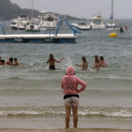 Un grupo de jóvenes se baña en la playa de la Concha de San Sebastián. /EFE