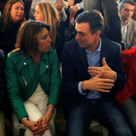 El presidente del Gobierno y secretario general del PSOE, Pedro Sánchez, junto a la líder del PSOE andaluz, Susana Díaz (i) y la ministra de Hacienda María Jesús Montero (d), al inicio del acto electoral previo al comienzo de la campaña de las elecc