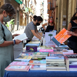 Imatge d'una parada d'una llibreria en aquest Sant Jordi d'estiu. ACN