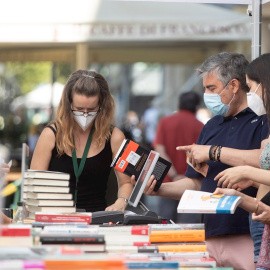 23/07/2020.- Aspecto de uno de los pocos puestos callejeros de venta de libros del centro de Barcelona este jueves, cuando Cataluña celebra una jornada atípica de Sant Jordi, en un 23 de julio que debía resarcir al sector del libro y de la flor de las 