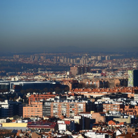 Boina de contaminación sobre la ciudad de Madrid en una panorámica tomada a finales de 2016.- AFP