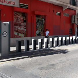 Una estación de BiciMad, sin ninguna bicicleta, en la madrileña calle de Bravo Murillo. JOSÉ LUIS PEÑA