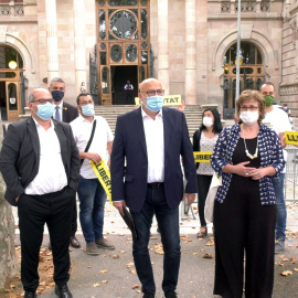 Els cinc acusats en el judici contra l'antiga Mesa del Parlament i Mireia Boya, davant del TSJC, abans d'entrar a l'última sessió. POL SOLÀ / ACN