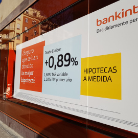 Anuncio de hipotecas en una sucursal de Bankinter.