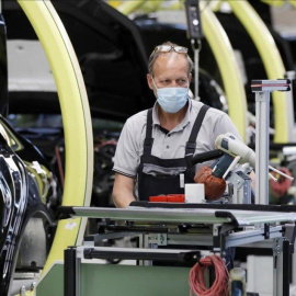 Un trabajador de la cadena de producción de Mercedes Benz en Sindelfingen, Alemania, con mascarilla para evitar el contagio por coronavirus / EFE