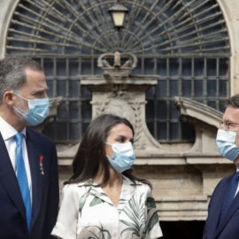 El presidente de la Xunta de Galicia, Alberto Núñez Feijoo (d), recibe a los reyes don Felipe (i) y doña Letizia (c) a las puertas de la iglesia de San Martiño Pinario en Santiago de Compostela, este sábado. EFE