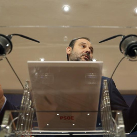 El secretario de Organización socialista, José Luis Ábalos, durante una rueda de prensa en el Congreso. /EFE