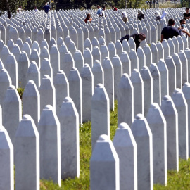 Cementerio en homenaje a las víctimas de la matanza de Sbrenica. EFE/EPA/FEHIM DEMIR