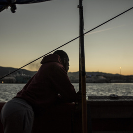 Un migrantes observa Algeciras desde el barco María Zambrano de Salvamento Marítimo. JAIRO VARGAS