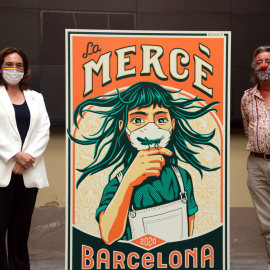 L'alcaldessa de Barcelona, Ada Colau, amb el pregoner de les festes de la Mercè 2020, ortell Poltrona, al costat del cartell de les festes. Pau Cortina | ACN