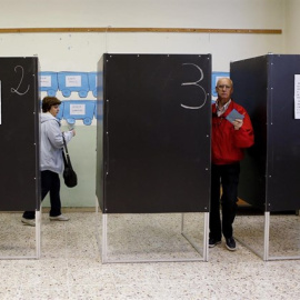 Cabinas de votación en un colegio electoral en Italia. REUTERS