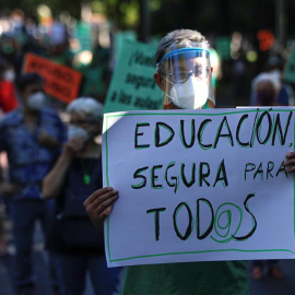 Manifestación convocada por la Marea Verde de Madrid frente a la Consejería de Educación para exigir una vuelta "segura" a las aulas "cien por cien presencial" y un Plan de Rescate nacional para la educación pública. EFE/Emilio Naranjo