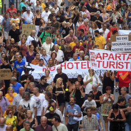 Manifestación contra los pisos turísticos en Barcelona. (EFE)