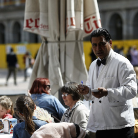 Un camarero atiende una terraza de un bar en el centro de Madrid. E.P.