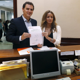 El líder de Ciudadanos, Albert Rivera y la diputada Patricia Reyes, registran en el Congreso una propuesta de Ley para regular la Gestación subrogada. EFE/Javier Lizón