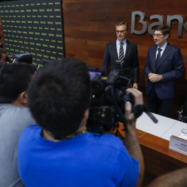 El presidente de Bankia, José Ignacio Goirigolzarri, y el consejero delegado, José Sevilla, durante la presentación en Madrid del acuerdo de fusión alcanzado entre la entidad que preside y BMN, que supone el ultimo movimiento de concentración del sis