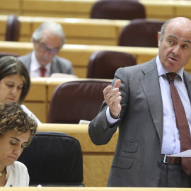 El ministro de Economía, Luis de Guindos, y la titular de Sanidad, Dolors Montserrat, durante la sesión de control al Gobierno en el pleno del Senado. EFE/Ballesteros