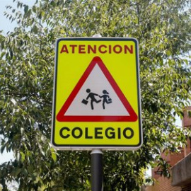 Señal de peligro 'atención colegio'. / Ricardo Rubio / Europa Press / Archivo