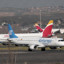 Un avión de Iberia y otro de Air Europa en las pistas del Aeropuerto de Barajas. E.P./Eduardo Parra