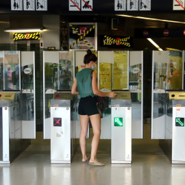 Una usuària accedint a l'estació de Santa Eulàlia de la línia 1 del metro. ACN/Àlex Recolons