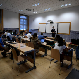 Alumnos en una de las aulas de la Universidad Pontificia de Comillas, ICADE. /Europa Press / Óscar Cañas