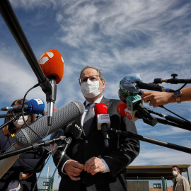 El expresident de la Generalitat, Quim Torra, atiende a los medios a su salida del centro penitenciario de Lledoners donde ha visitado a los presos independentistas tras su inhabilitación. EFE/Susanna Sáez