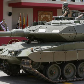 Un carro de combate Leopard durante el desfile de las Fuerzas Armadas, uno de los Programas Especiales de Armamento de mayor coste que se han financiado con créditos extraordinarios. Pepe Zamora (EFE)