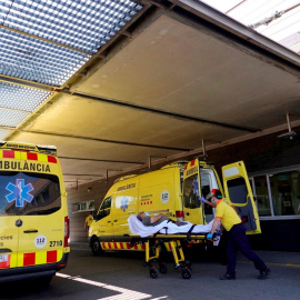 Llegada de un enfermo en ambulancia al hospital Arnau de Vilanova, en Lleida. EFE/ Alejandro García/Archivo