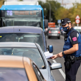 Agentes de la Policía municipal, en tareas de control en el Barrio de Orcasur, en Madrid. EFE/Rodrigo Jiménez