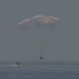 02-08-2020.- La cápsula Dragon Endeavour de SpaceX aterriza en el agua. NASA