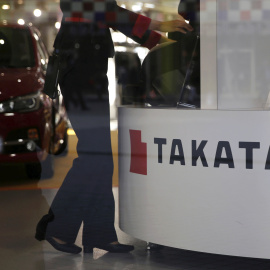 Una mujer junto a un mostrador del fabricante japonés Takata en un muestrario de vehículos en Tokio. REUTERS/Toru Hanai