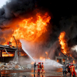 Los bomberos tratan de apagar las llamas del nuevo incendio en el puerto de Beirut. - EFE