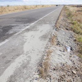 Lugar del siniestro que se ha producido en el kilómetro 23 de la CM-4009 en la localidad toledana de Escalonilla en el que cuatro personas han muerto y cuatro han resultado heridas de gravedad. | HÉCTOR MARTÍN (EFE)