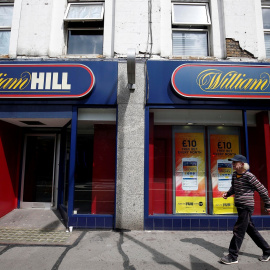 Un peatón pasa por un local de apuestas de William Hill en Londres. REUTERS/Neil Hall