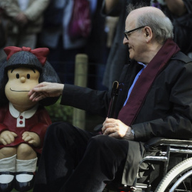 El dibujante y humorista gráfico Quino junto a su criatura, la pequeña Maflada.- REUTERS